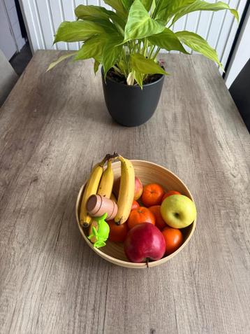 Eettafel met 4 stoelen en kast