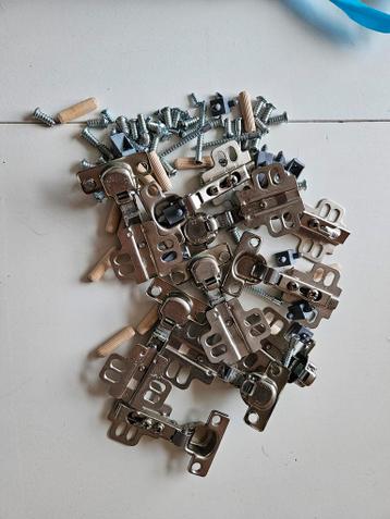 Gratis Ikea onderdelen. Scharnieren, deuvels, etc..