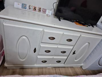Ecru/wit dressoir van hout!  1.40 cm lang.