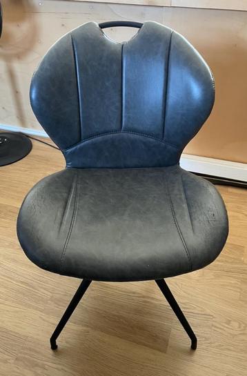 Gratis 4 stoelen met kunstleren bekleding