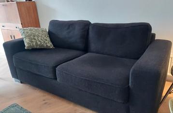 Zwarte bank, al een paar jaar oud. Zit comfortabel!