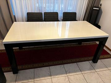 Gratis Houten Eettafel met Hoogglans