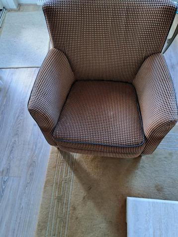 Zeer nette fauteuil De kleur caramel bruin . De fauteuil is
