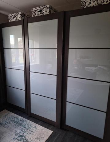 Grote kledingkast met melkglazen schuifdeuren 270 cm