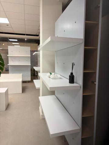 Gratis Stellingkasten voor showroom of presentatiewand