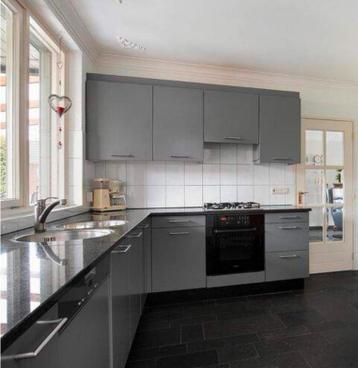 Mooie grijze hoekkeuken