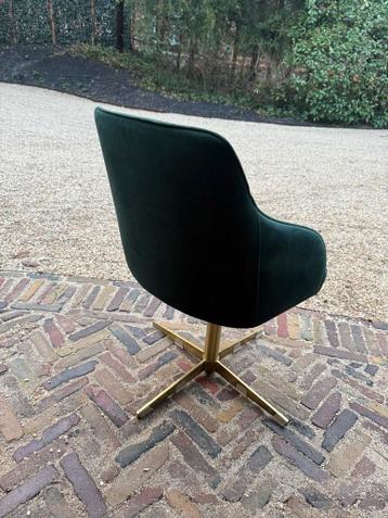Groene velvet stoel met gouden onderstel