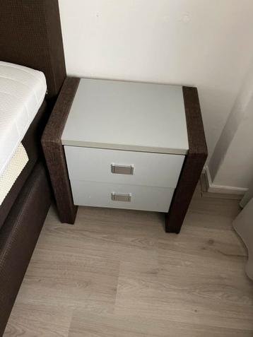 Nachtkastje 2x en een voetenbank