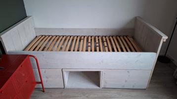 Houten bedframe met lattenbodem