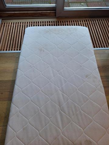 Matras kinderbed - hoes is wasbaar - gratis af te halen
