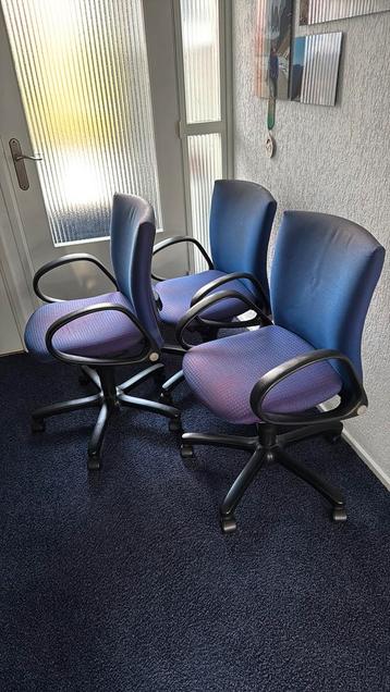 Gratis 4 bruikbare bureaustoelen