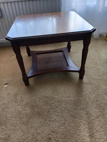 Houten salontafel met rieten plank