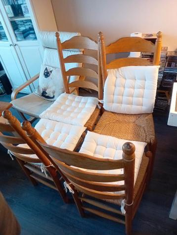 Gratis 4 eettafel stoelen