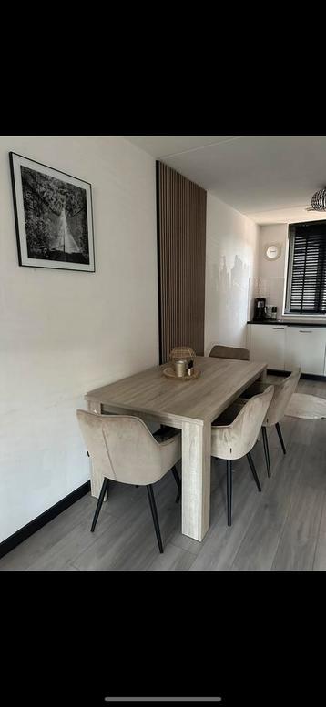 Eettafel zonder stoelen