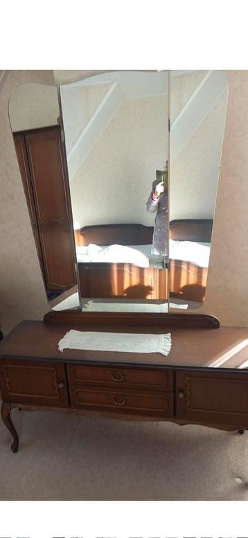 Vintage dressior met spiegel gratis