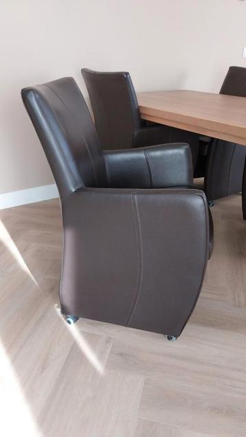 Donkerbruine lederen stoelen op wieltjes en tafel GRATIS