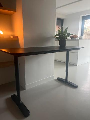 Bekant Ikea In hoogte verstelbaar bureau -met gebruikssporen