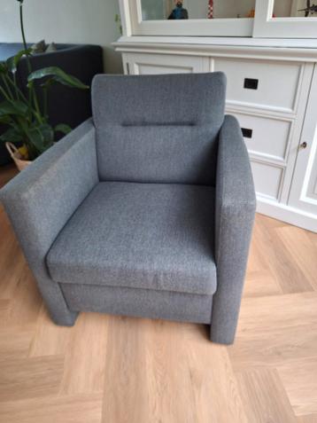 GRATIS: Antraciet grijze stoffen stoel.