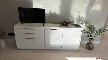 Moderne witte XOOON dressoir kast in goede staat. GRATIS