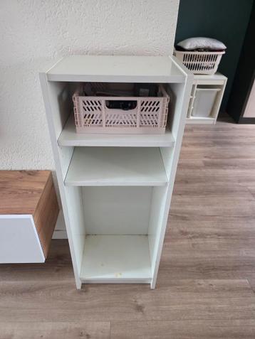 Witte kast met plankjes