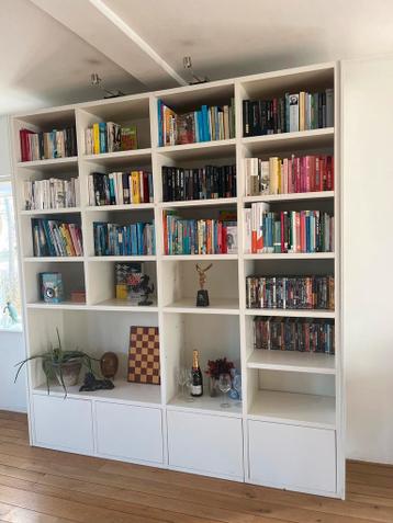Witte Boekenkast met Veel Opbergruimte