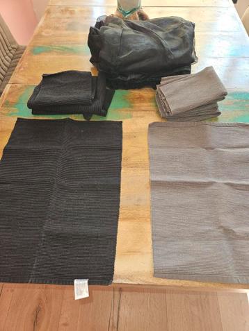 Zwart Tafelkleed, 6 Grijze en 4 zwarte Placemats