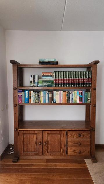 Eikenhouten boekenkast/kaaskast