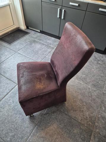4 Gratis eetkamer stoelen op wiel (1 stoel rugleuning kapot)