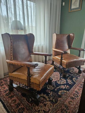 GRATIS: 2 ANTIEKE LEDEREN FAUTEUILS