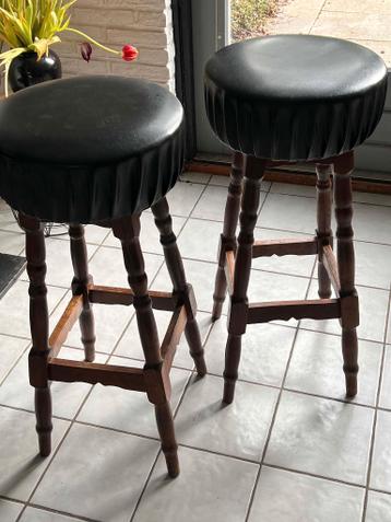 Gratis afhalen: 2 eikenhouten barkrukken