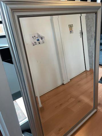 Grote rechthoekige spiegel met zilveren lijst