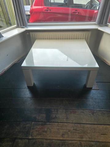 Witte salontafel met glasplaat