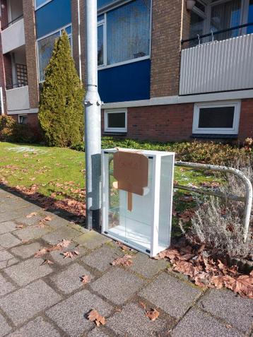 Gratis vitrinekastje - Rembrandtlaan