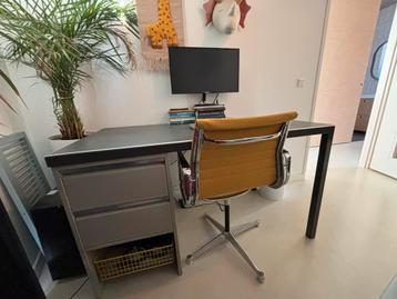 Stevig stalen bureau met ladeblok - gratis af te halen