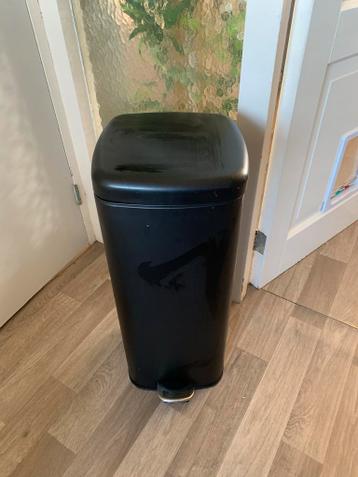 Zwarte pedaalemmer - praktisch en stijlvol!