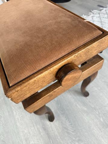 Vintage houten pianokruk met bruine stoffen bekleding