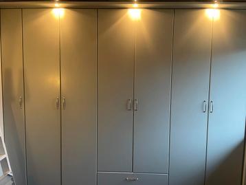 Gebruikte kledingkast.