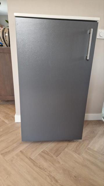 Grijze kast met wit keramiek blad - wandmontage