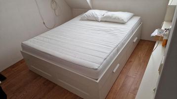 Tweepersoons IKEA bed met lades, lattenbodems en matras