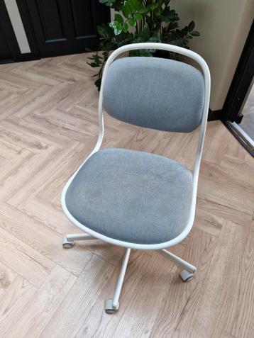 Witte bureaustoel met lichtgrijze bekleding