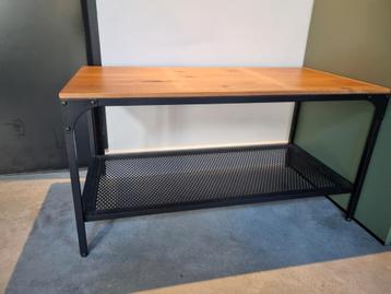 Laag kastje met metalen frame en houten blad