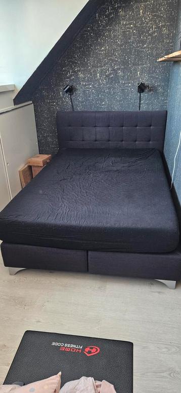 Zwart tweepersoonsbed