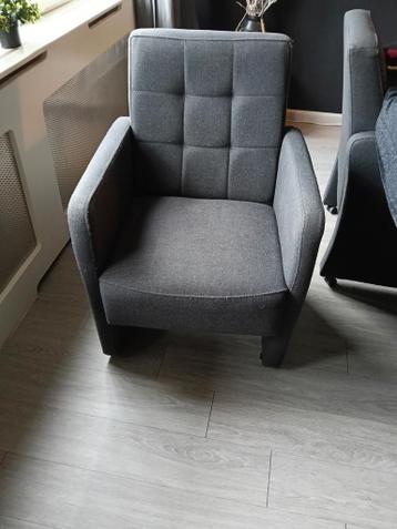 Gratis 6 eetkamerstoelen sommige wielen moeten vervangen wo