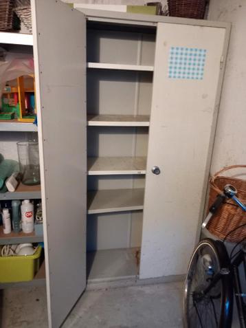 Metalen opbergkast gratis ophalen. Hxbxd is 200x95x40