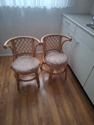Gratis! Twee rotan stoeltjes met vaste stof