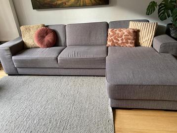 Grijze bank zonder kussens