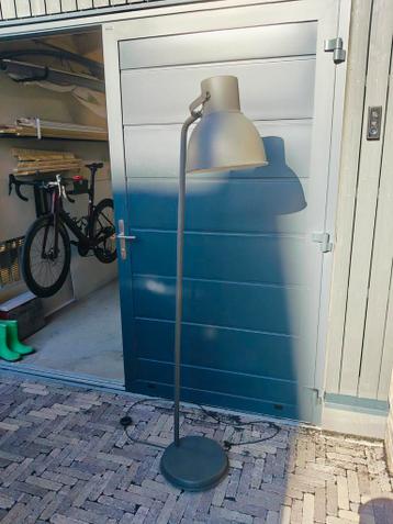 Gratis Vloerlamp - ca. 180 cm hoog