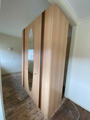 Afsluitbare kledingkast met spiegel