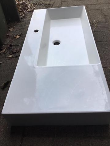 Keramieken wasbak met beschadiging