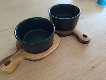 Nieuw!!! Set van 2 zwarte schaaltjes op houten plankjes